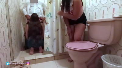 Zdravotná sestra nájde doktora, ako šuká pacientku v nemocničnej kúpeľni / ČASŤ 1 / NicoleLondrawer / Chiquicandy